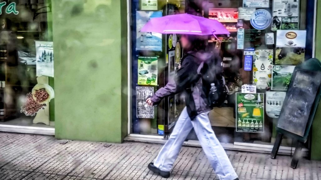 Καιρός σήμερα: Επιμένουν οι βροχές και οι καταιγίδες σε αρκετές περιοχές – Ισχυροί άνεμοι στα πελάγη