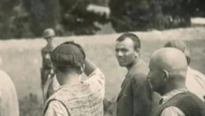 Το προφίλ του συλλέκτη των φωτογραφιών της Καισαριανής – Ειδικός στην πώληση αντικειμένων και έγγραφων του Γ’ Ράιχ