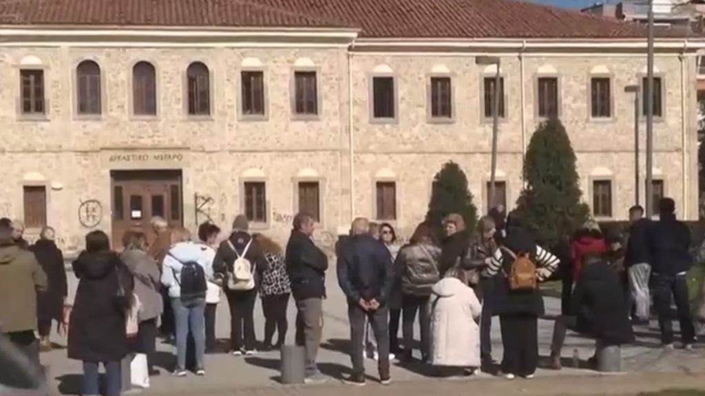 Βιολάντα: Απολογείται ο ιδιοκτήτης – Ξανά έξω από τα δικαστήρια εργαζόμενοι για συμπαράσταση (βίντεο)