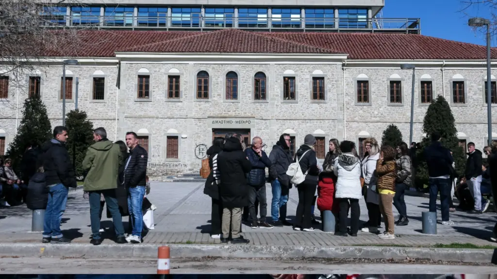 Βιολάντα: Απολογείται ο ιδιοκτήτης – Ξανά έξω από τα δικαστήρια εργαζόμενοι για συμπαράσταση (βίντεο)