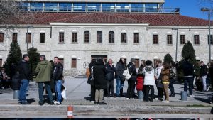 Βιολάντα: Απολογείται ο ιδιοκτήτης – Ξανά έξω από τα δικαστήρια εργαζόμενοι για συμπαράσταση (βίντεο)