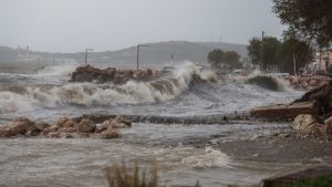 Βελτιωμένος ο καιρός σήμερα με λίγες βροχές – Θυελλώδεις άνεμοι στα πελάγη