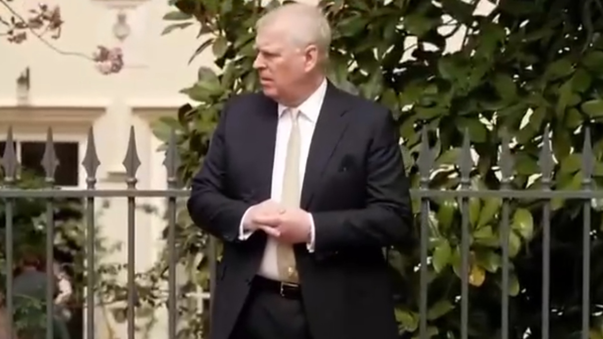 Σε κρίση το βρετανικό στέμμα μετά τη σύλληψη του Άντριου – Η σχέση με τον Έπσταϊν και το “άδειασμα” από τον Κάρολο