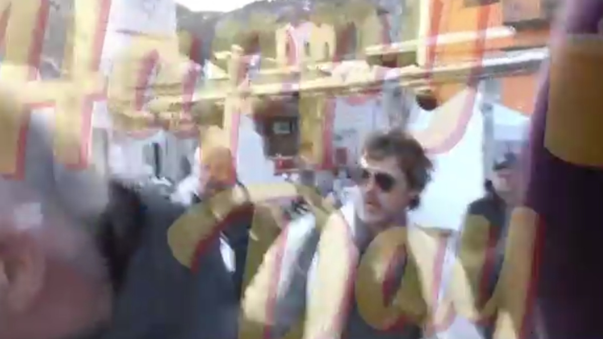 Μπραντ Πιτ: Τα πρώτα πλάνα με τον διάσημο ηθοποιό στα σοκάκια της Ύδρας και το “ευχαριστώ” (βίντεο)