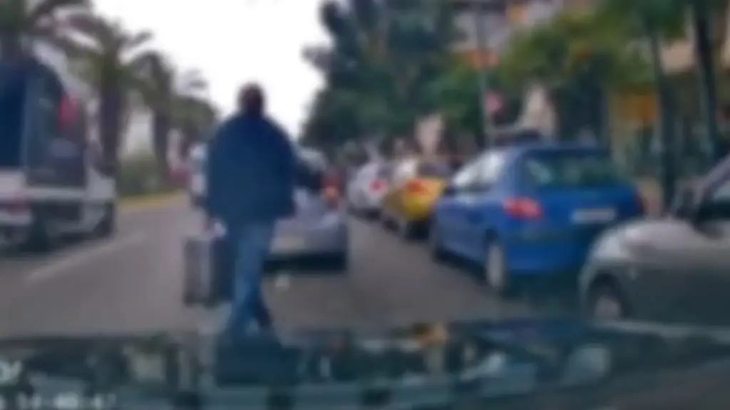 Προσοχή! Πώς μπορούν να σας κλέψουν βαλίτσες μέσα από το αυτοκίνητο (βίντεο)