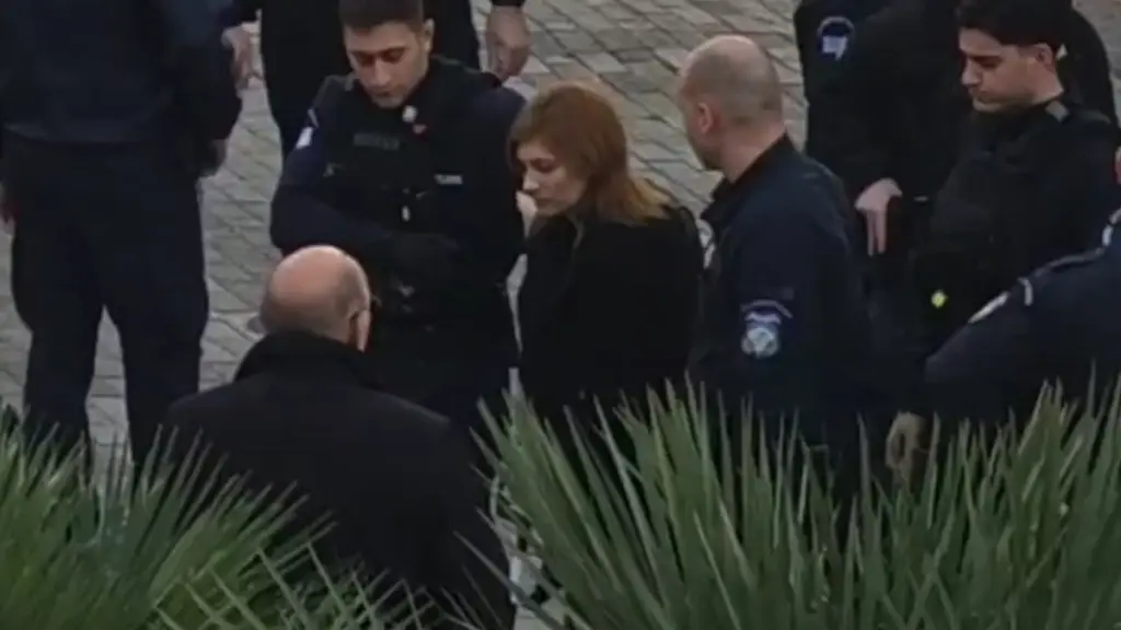 Ρούλα Πισπιρίγκου: Με μπαστούνι και υποβασταζόμενη στο Εφετείο – Αναβλήθηκε η δίκη για τις δολοφονίες της Μαλένας και της Ίριδας