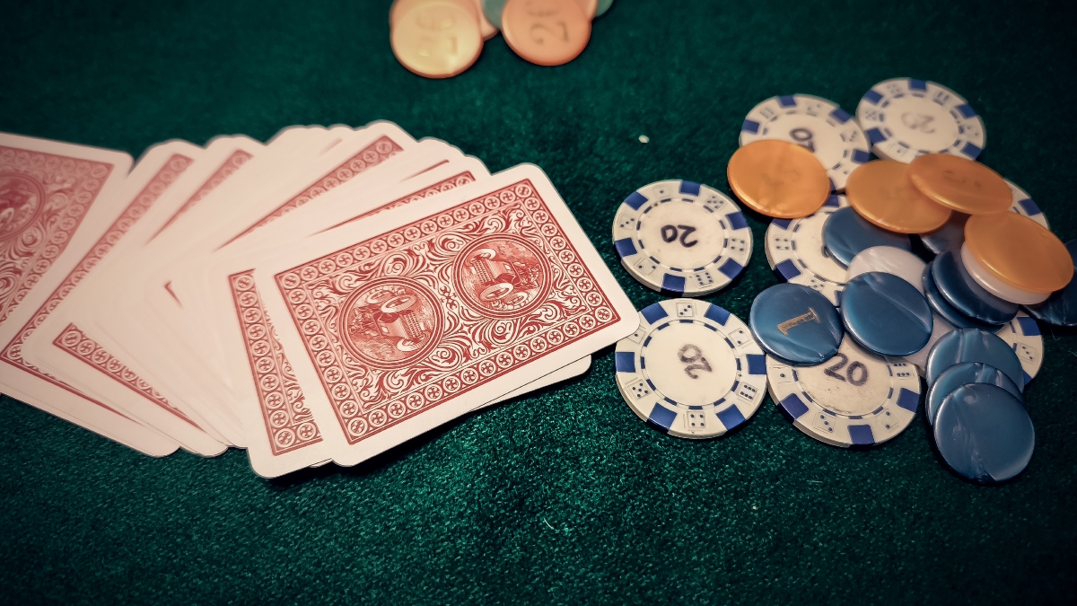 Επιχείρηση “φρένο” στον παράνομο τζόγο: Έρχονται ποινές φυλάκισης, βαριές “καμπάνες” και σφράγιση καταστημάτων