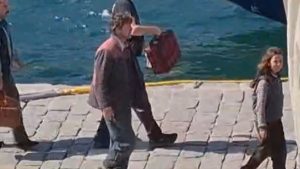 Νέα πλάνα με τον Μπραντ Πιτ στην Ύδρα – “Οι ιδιοκτήτες των καταστημάτων πληρώθηκαν αδρά από την παραγωγή” (βίντεο)