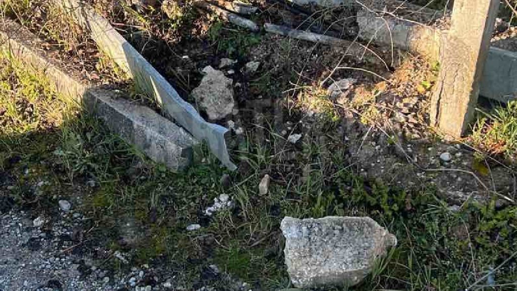 Νέες φωτογραφίες από τη δολιοφθορά στη γραμμή Αθήνα-Θεσσαλονίκη – “Αν περνούσε τρένο, θα γινόταν μεγάλη ζημιά”