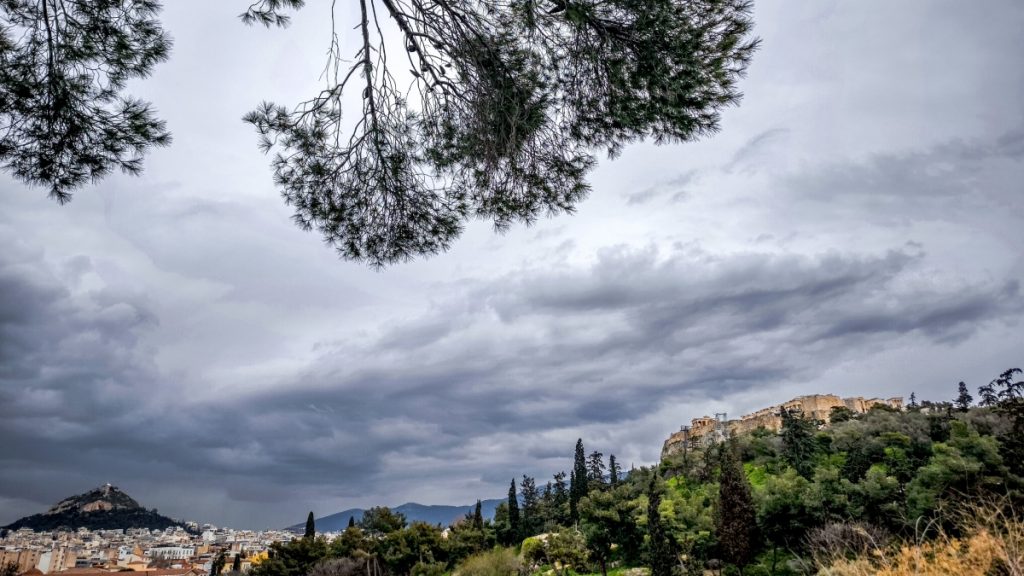 Συννεφιασμένος ο καιρός σήμερα – Σε ποιες περιοχές αναμένονται βροχές