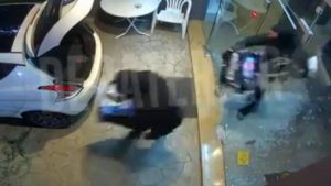 Κορωπί: Βίντεο από τη διάρρηξη σε κατάστημα με πισίνες – “Έκλεψαν εξειδικευμένο εξοπλισμό, σαν να ήταν κατά παραγγελία”