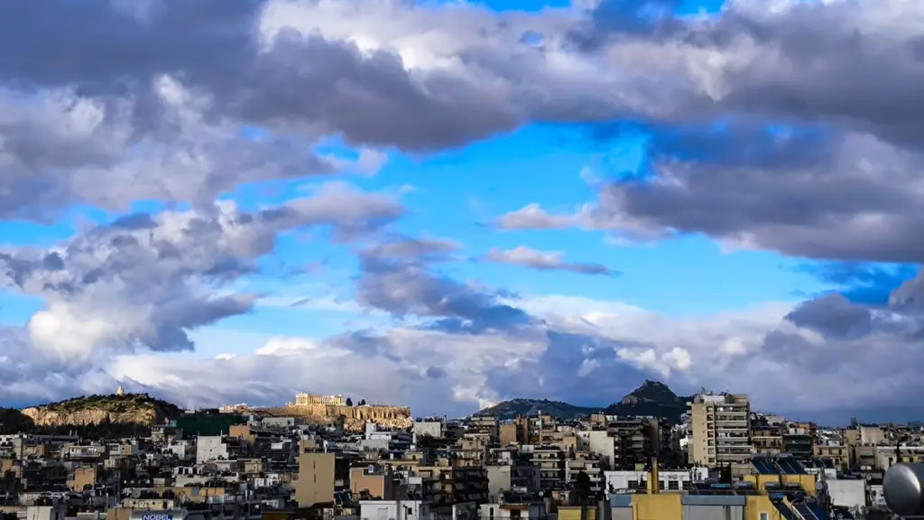 Καιρός: Τοπικές νεφώσεις, μικρή πτώση της θερμοκρασίας και άνεμοι έως 7 μποφόρ την Τετάρτη