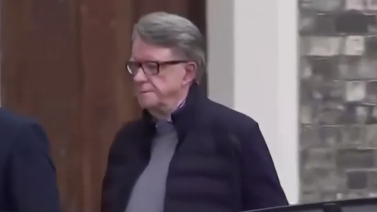 Υπόθεση Έπσταϊν: Ελεύθερος με εγγύηση ο πρώην πρεσβευτής Πίτερ Μάντελσον της Βρετανίας