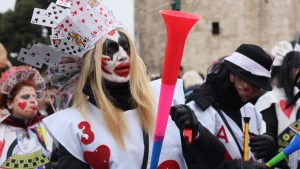 Σε αποκριάτικους ρυθμούς ο νομός Θεσσαλονίκης – Καρναβαλικές παρελάσεις, δρώμενα και πάρτι