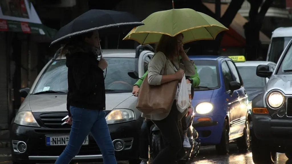 Καιρός αύριο: Βροχές, συννεφιά και ισχυροί άνεμοι