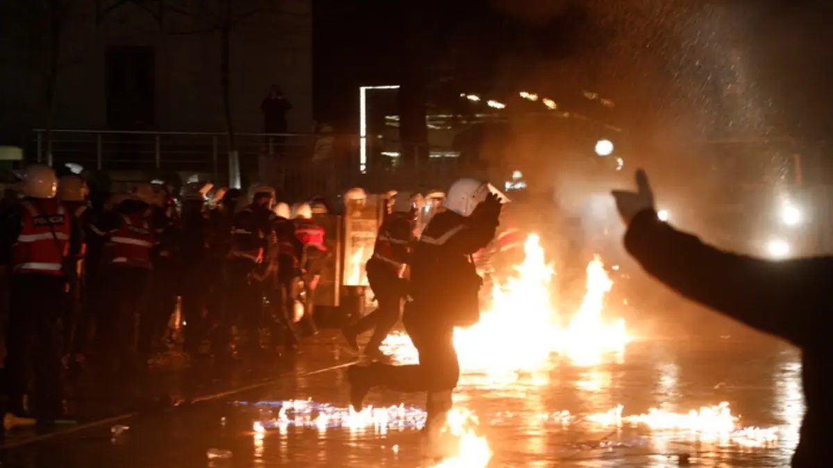 Αλβανία: Επεισόδια και 16 αστυνομικοί τραυματίες σε νέα αντικυβερνητική διαδήλωση στα Τίρανα (βίντεο)