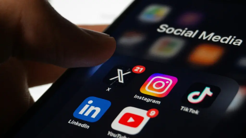 Στην τελική ευθεία το “μπλόκο” στα social media για ανήλικους έως 15 ετών – Πότε θα ανακοινωθεί