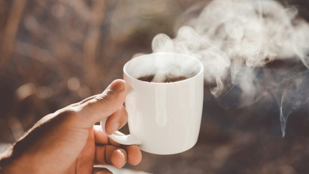 Γιατί δεν πρέπει να πίνουμε καφέ με άδειο στομάχι – Πότε είναι η κατάλληλη στιγμή