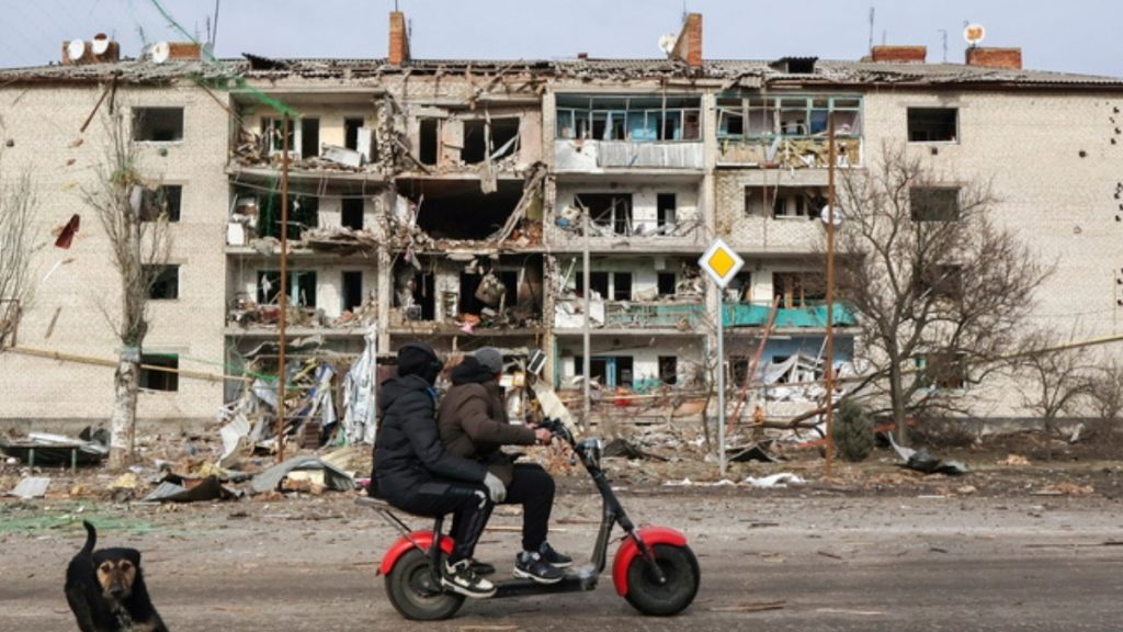 Τέσσερα χρόνια μετά τη ρωσική εισβολή, “οι Ουκρανοί αντέχουν” – “Στόχος των Ρώσων δεν είναι μόνο η Ουκρανία”