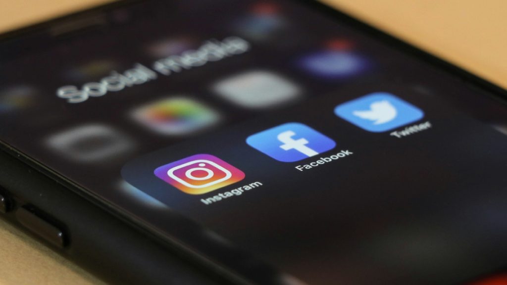 “Μπλόκο” στα social media για τους 15άρηδες – Το παράδειγμα της Αυστραλίας και η γνώμη των ειδικών