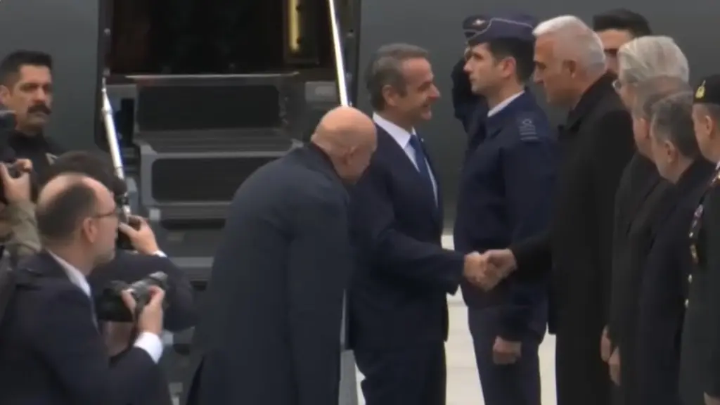 Βίντεο με την άφιξη του Κυριάκου Μητσοτάκη στην Άγκυρα – Σε λίγη ώρα το ραντεβού με Ερντογάν στο “Λευκό Παλάτι” (βίντεο)