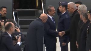 Βίντεο με την άφιξη του Κυριάκου Μητσοτάκη στην Άγκυρα – Σε λίγη ώρα το ραντεβού με Ερντογάν στο “Λευκό Παλάτι” (βίντεο)