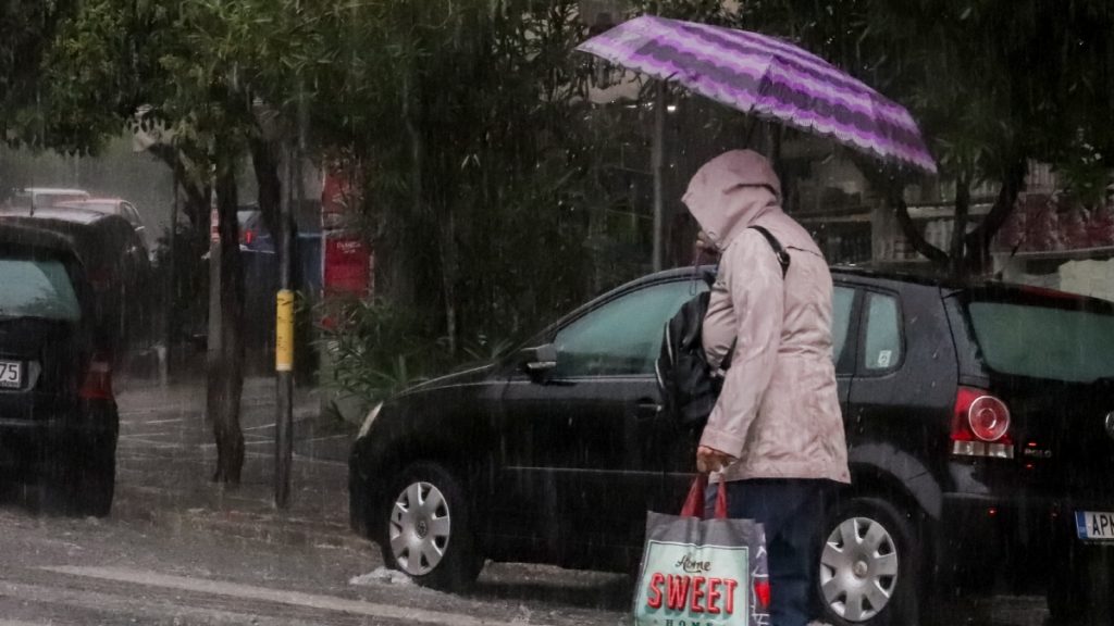 Τσικνοπέμπτη με βροχές και καταιγίδες, οι “δύσκολες” περιοχές – Προβλήματα στην Αττική από την κακοκαιρία