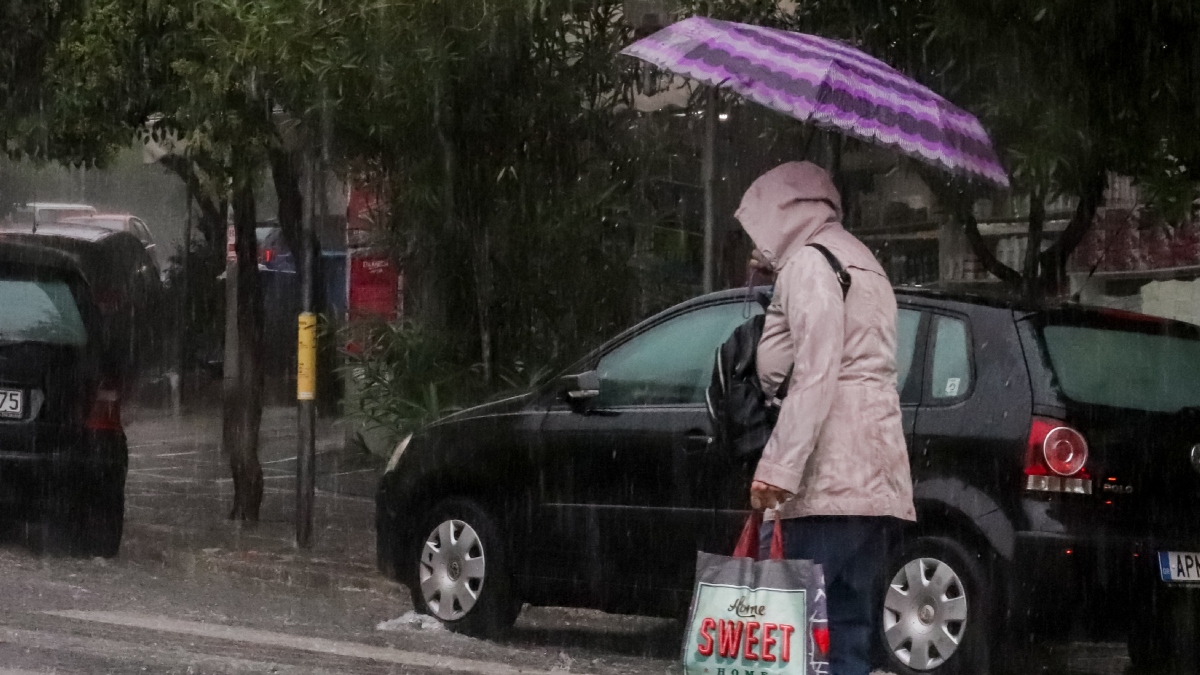 Τσικνοπέμπτη με βροχές και καταιγίδες, οι “δύσκολες” περιοχές – Προβλήματα στην Αττική από την κακοκαιρία