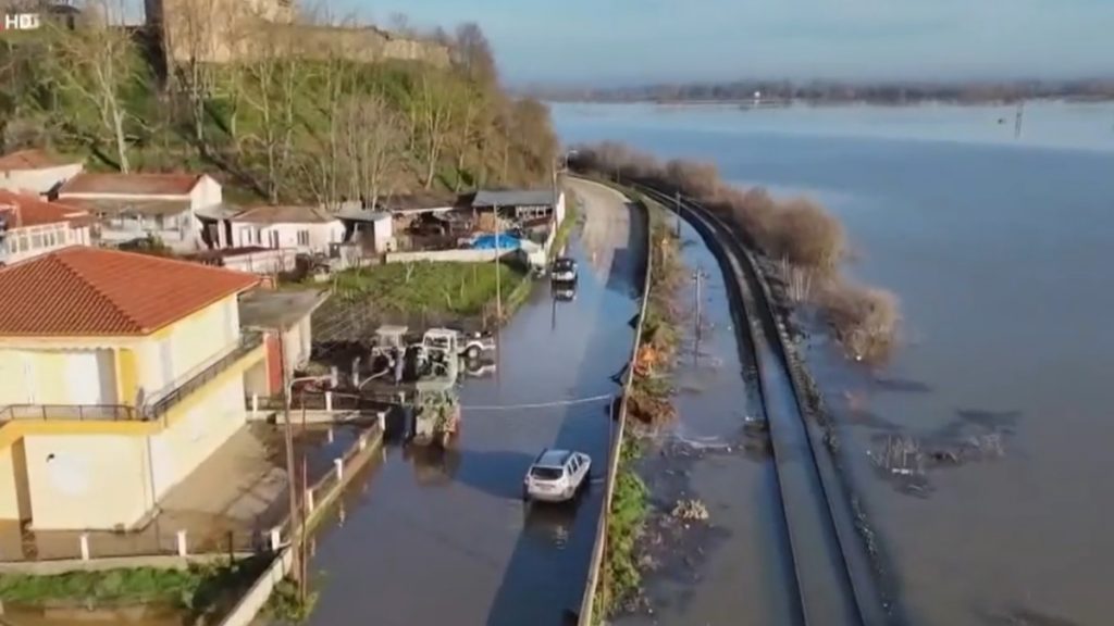 Σε “κόκκινο συναγερμό” ο Έβρος από τις πλημμύρες – Μήνυμα 112 στα Λάβαρα για την υπερχείλιση του ποταμού