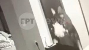 Κυψέλη: Νέο βίντεο με τον παρ’ ολίγον βιαστή της 25χρονης ΑμεΑ – Είχε βγάλει και αντικλείδια για το σπίτι