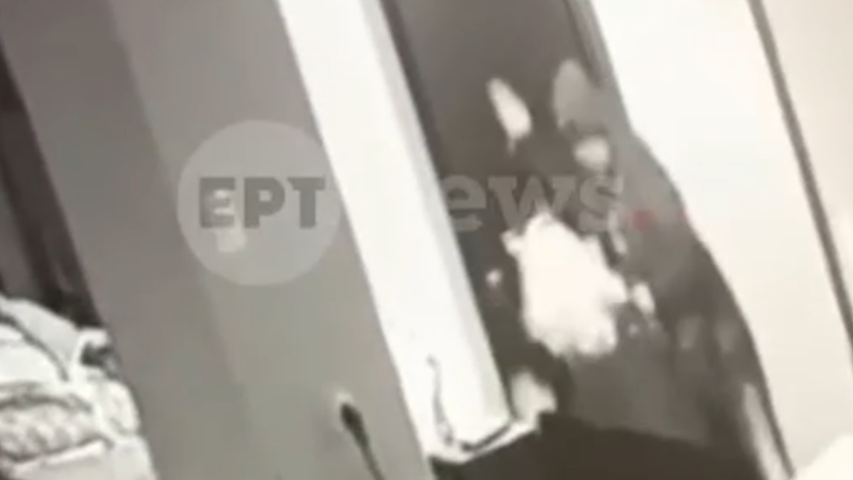 Κυψέλη: Νέο βίντεο με τον παρ’ ολίγον βιαστή της 25χρονης ΑμεΑ – Είχε βγάλει και αντικλείδια για το σπίτι