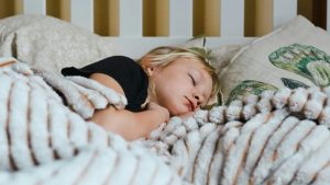 Το παιδί σας τρίζει τα δόντια του όταν κοιμάται; Πότε πρέπει να ανησυχήσετε