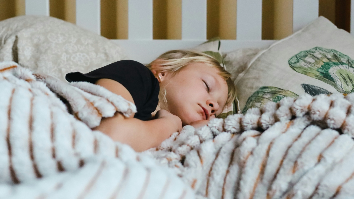 Το παιδί σας τρίζει τα δόντια του όταν κοιμάται; Πότε πρέπει να ανησυχήσετε