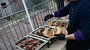 Η Αθήνα το “τσικνίζει” στη Βαρβάκειο – Υπαίθριο γλέντι με μουσική και δρώμενα