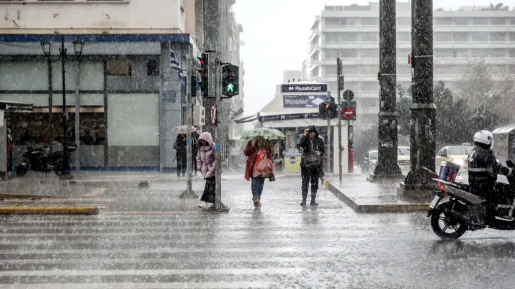 Καιρός σήμερα: Βροχοπτώσεις, ισχυροί άνεμοι και αφρικανική σκόνη