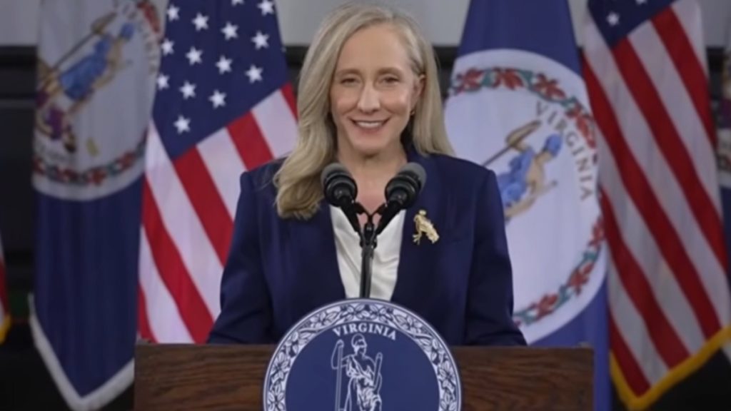 Άμπιγκεϊλ Σπάνμπεργκερ: Το ανερχόμενο αστέρι των Δημοκρατικών που απάντησε στην ομιλία του Τραμπ