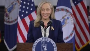 Άμπιγκεϊλ Σπάνμπεργκερ: Το ανερχόμενο αστέρι των Δημοκρατικών που απάντησε στην ομιλία του Τραμπ