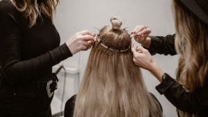 Εντοπίστηκαν δεκάδες επικίνδυνες χημικές ουσίες σε extensions μαλλιών – Συνδέονται με τον καρκίνο