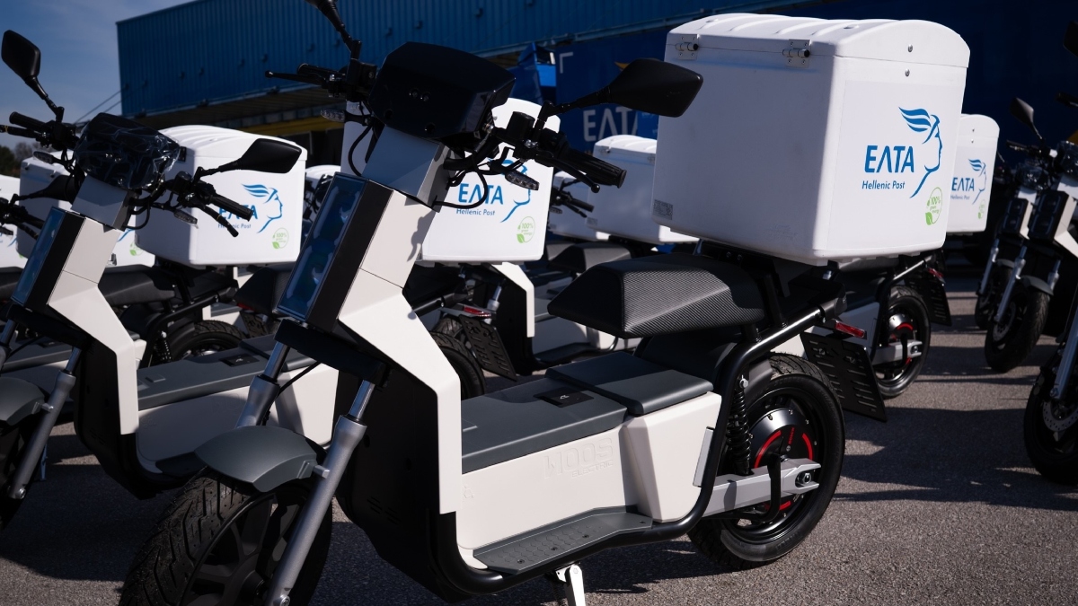 Ο στόλος των ΕΛΤΑ ανανεώνεται με 250 ηλεκτρικά δίκυκλα ελληνικής παραγωγής για τη διανομή αλληλογραφίας