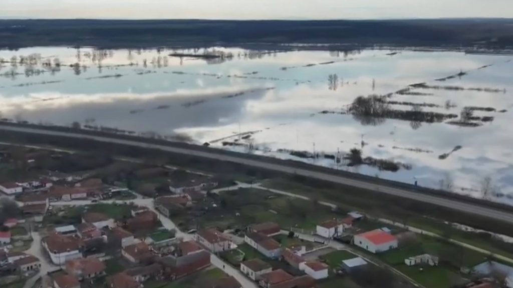 Σε οριακή κατάσταση ο Έβρος: “Μάχη” με τα φουσκωμένα νερά του ποταμού, καταστροφές και βυθισμένες εκτάσεις (Εικόνες)