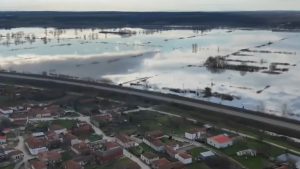 Σε οριακή κατάσταση ο Έβρος: “Μάχη” με τα φουσκωμένα νερά του ποταμού, καταστροφές και βυθισμένες εκτάσεις (Εικόνες)