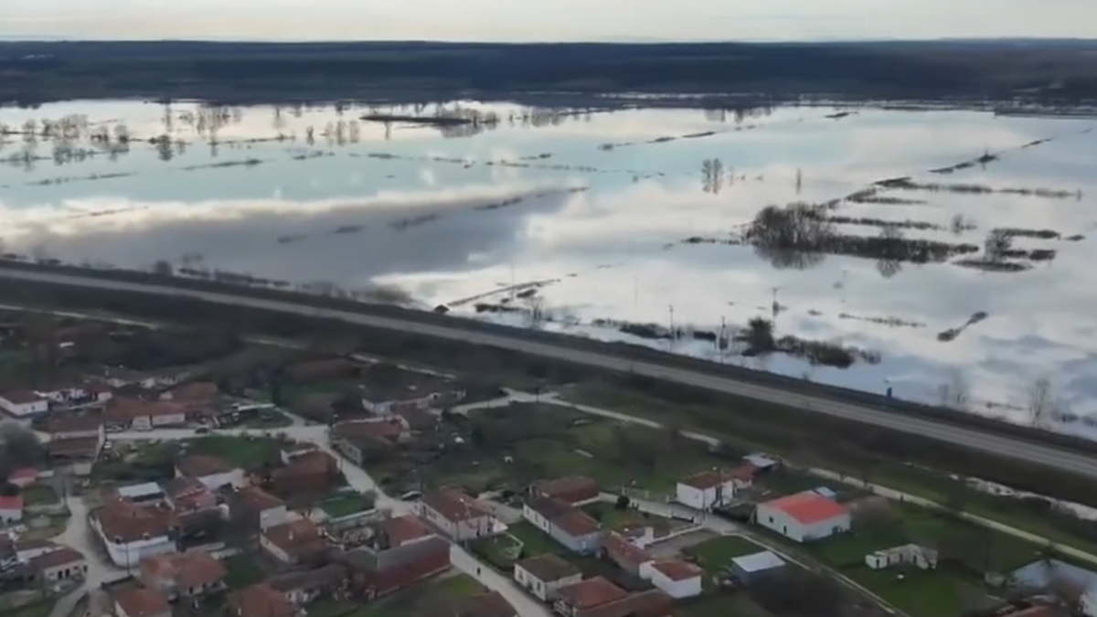 Σε οριακή κατάσταση ο Έβρος: “Μάχη” με τα φουσκωμένα νερά του ποταμού, καταστροφές και βυθισμένες εκτάσεις (Εικόνες)