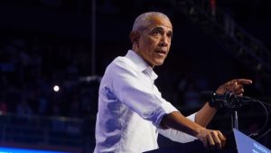 Ομπάμα κατά Τραμπ: “Λιγότερο υγιείς” οι Αμερικανοί με την κατάργηση του πλαισίου για τις εκπομπές αερίων