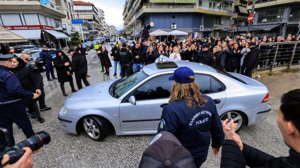 Βιολάντα: Στήριξαν με χειροκροτήματα και πανό τον ιδιοκτήτη του εργοστασίου, εργαζόμενοι έξω από τα δικαστήρια
