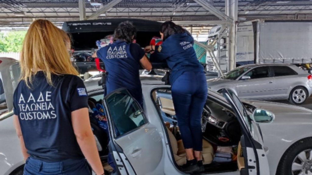 «Λαβράκια» της ΑΑΔΕ μετά από σαρωτικούς ελέγχους με X-Ray και τη βοήθεια του Έλβις – Αδήλωτο συνάλλαγμα, ναρκωτικά, ρούβλια και τσιγάρα