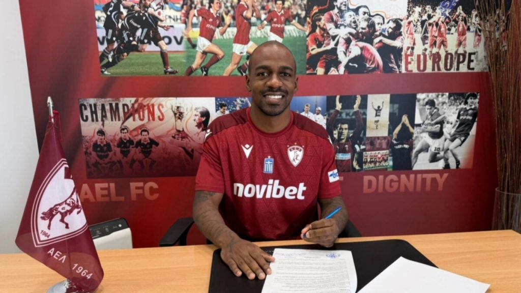 Ο Γκαέλ Κακουτά στα βυσσινί της ΑΕΛ