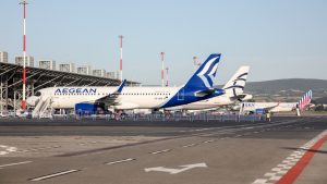 Θεσσαλονίκη: Συνελήφθη στο “Μακεδονία” μεθυσμένος επιβάτης πτήσης που πετούσε μπουκάλια με νερό