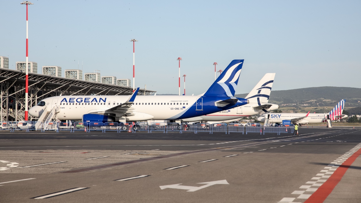 Θεσσαλονίκη: Συνελήφθη στο “Μακεδονία” μεθυσμένος επιβάτης πτήσης που πετούσε μπουκάλια με νερό