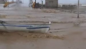 Λάρισα: Η θάλασσα βγήκε στη στεριά στα παράλια του Νομού – Υπερχείλισε ρέμα στον Αγιόκαμπο (Βίντεο)