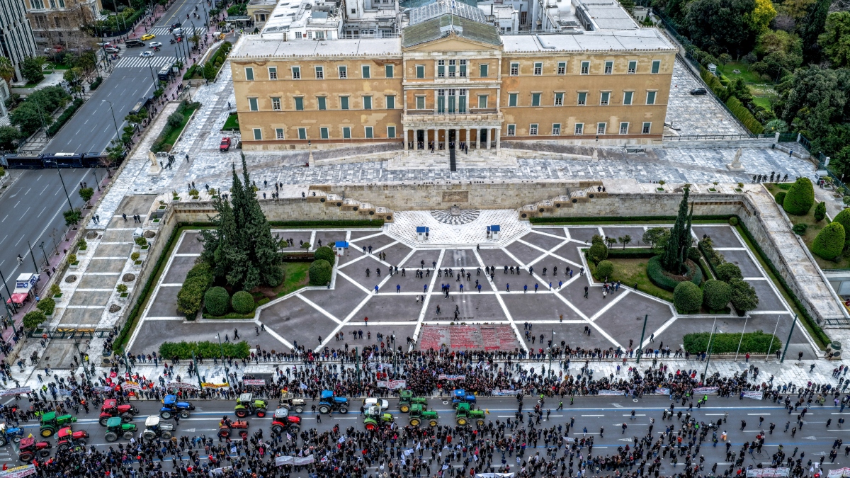 Αγρότες: Έφτασαν με τα τρακτέρ στο Σύνταγμα – Πανό και συνθήματα μπροστά από τη Βουλή, κλειστό το κέντρο, σε εξέλιξη το συλλαλητήριο (Εικόνες & Βίντεο)